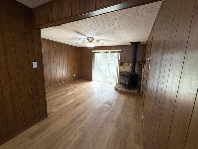 Building Photo - AVAILABLE NOW!!! Lovely 3-Bedroom 1.5-Bathroom in Duncanville - Two blocks from the Duncanville H...