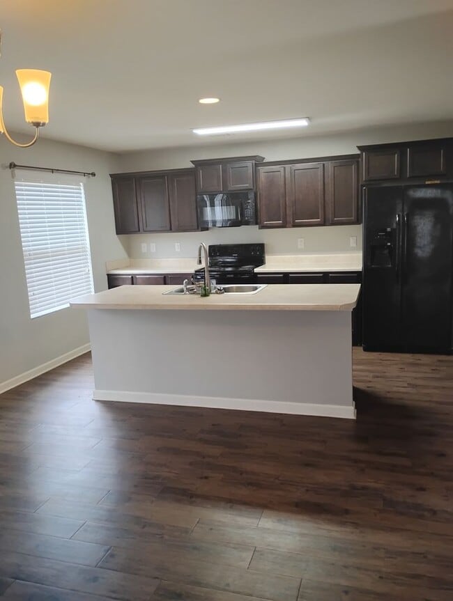 Building Photo - Luxury Feel. Modern Design. 4BR/2.5BA Home