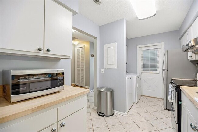 Building Photo - 1000 Sea Island Rd