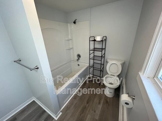 Building Photo - 513 Center St