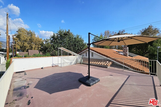 Building Photo - 302 N Griffith Park Dr