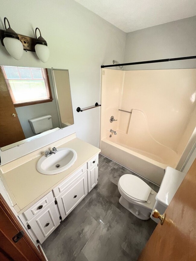 Building Photo - 4 Bedroom Home in Lynchburg