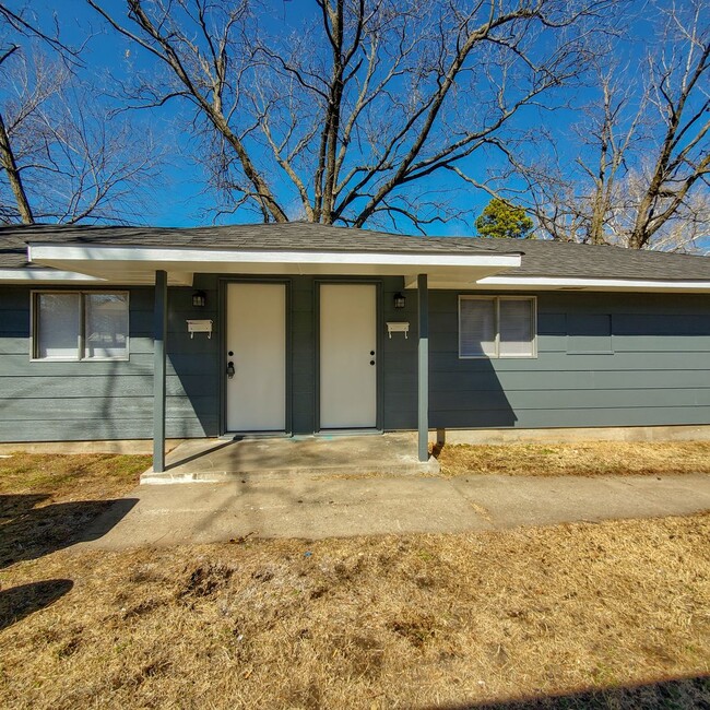 Building Photo - 642 N Beard Ave