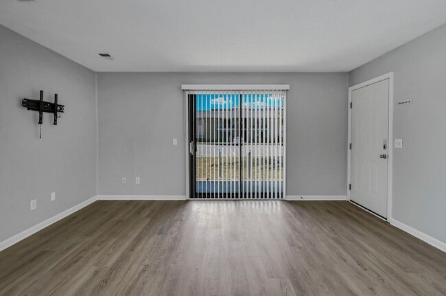 Building Photo - Walkable Downtown Lexington Living in Shadow Moss | Ground-Floor 2BR Retreat - Water sewer & tras...
