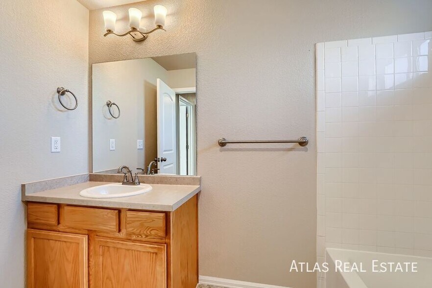 Building Photo - 710 Finch Dr