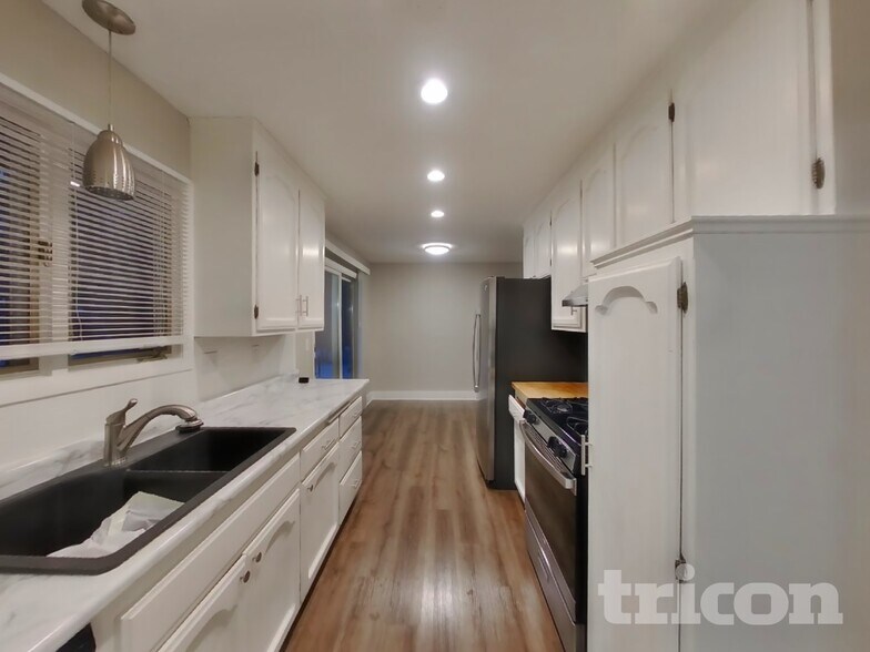 Building Photo - 820 Shenandoah Ln N