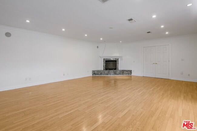 Building Photo - 8760 White Oak Ave