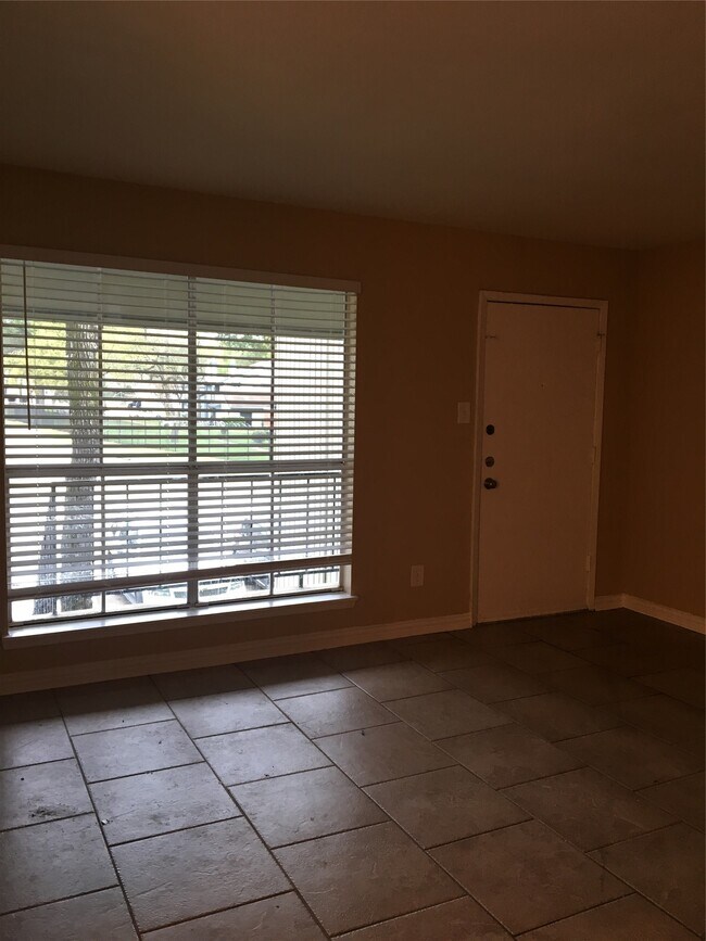 Building Photo - 5625 Antoine Dr