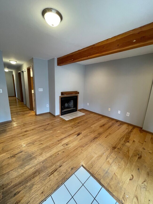 Building Photo - 2163 Indianola Ave