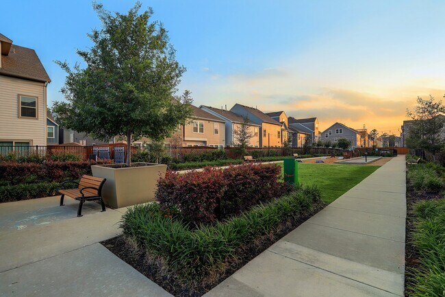 Building Photo - 10934 Brambling Wood Dr