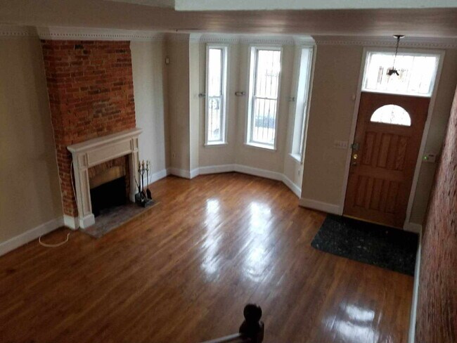 Building Photo - Sophisticated NW DC Home Featuring 3 Bedrooms, Fireplace & Outdoor Oasis