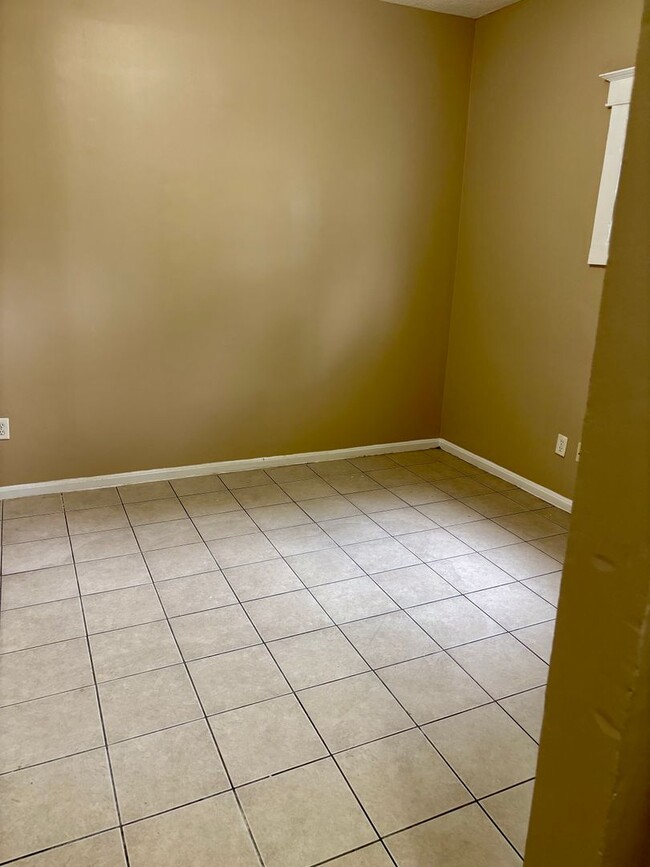 Building Photo - 3 bedroom 2 bath house for rent