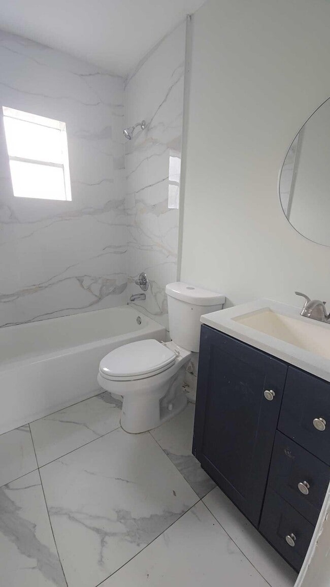 Building Photo - 621 NW 5th Ave