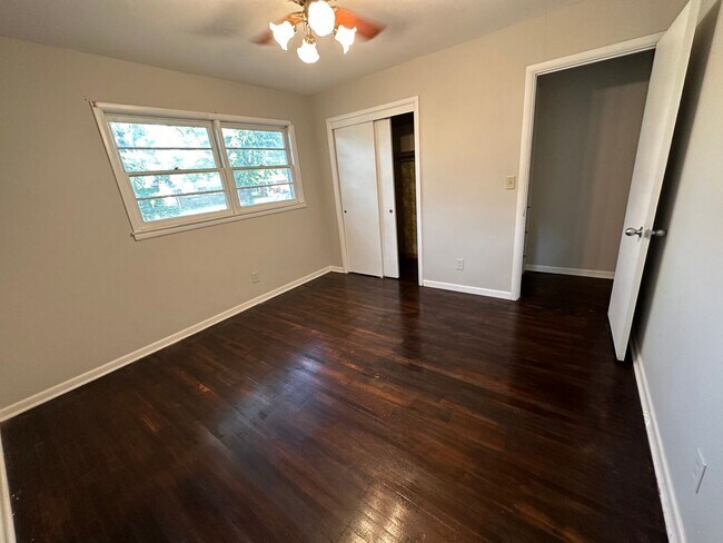 Building Photo - Updated 3 Bedroom Home with Large Kitchen ...