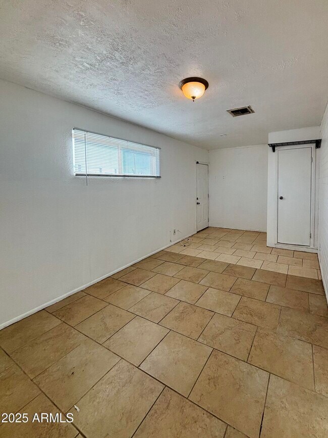 Building Photo - 4842 W Elm St