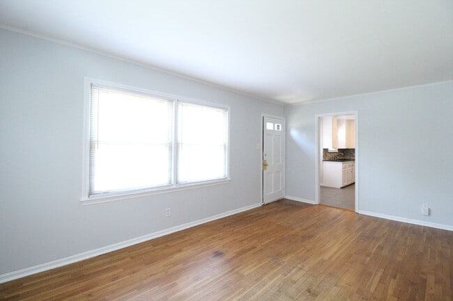 Building Photo - January FREE On This Updated 2 Bedroom 1 Bath Home in Roeland Park