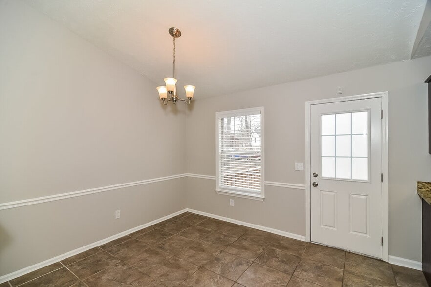 Building Photo - 425 Jonesboro Ct