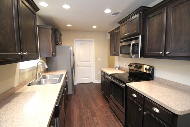 Building Photo - 3BR/2BA Home with Lawn Care Included – Mov...
