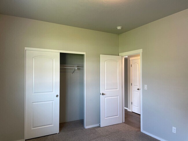 Building Photo - Newer-Very Nice 2 Bedroom 1 Bath Upstairs Noise Free Apartment****HALF OFF FIRST FULL MONTHS RENT...