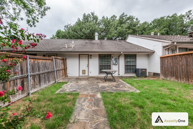 Building Photo - Updated North Dallas Townhome | 2 Pools | Clubhouse | Richardson ISD | Private Backyard