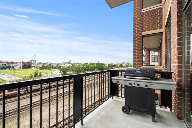 Building Photo - 833 W 15th Pl