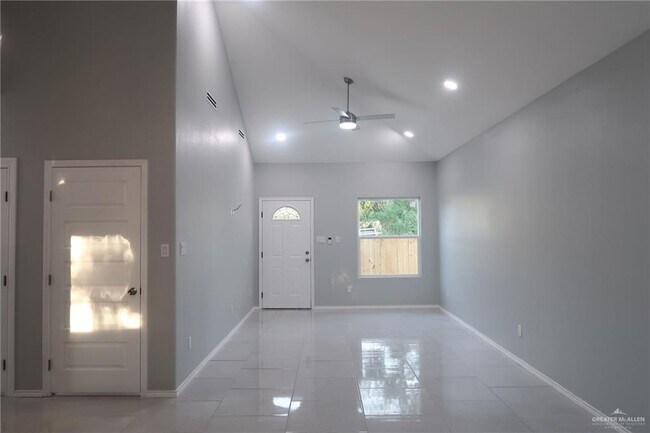 Building Photo - 2409 W Hackberry Ave