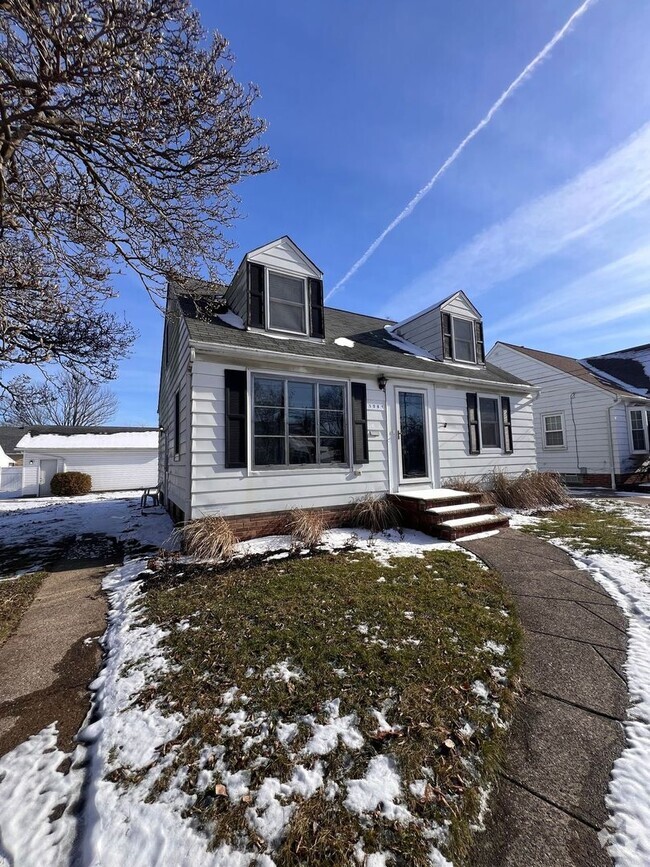 Building Photo - 3 bedroom, 2 bathroom with garage