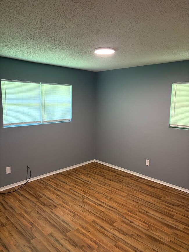 Building Photo - 3 bedroom and 1 bathroom house- $1000 move-in special
