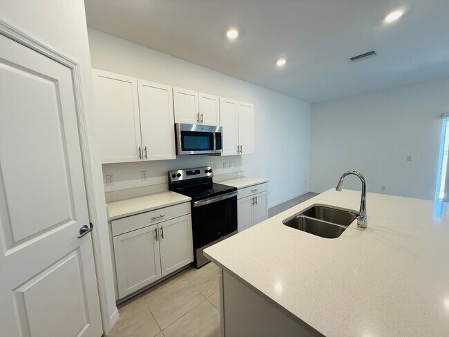 Building Photo - Townhome in The Townhomes of River Landing