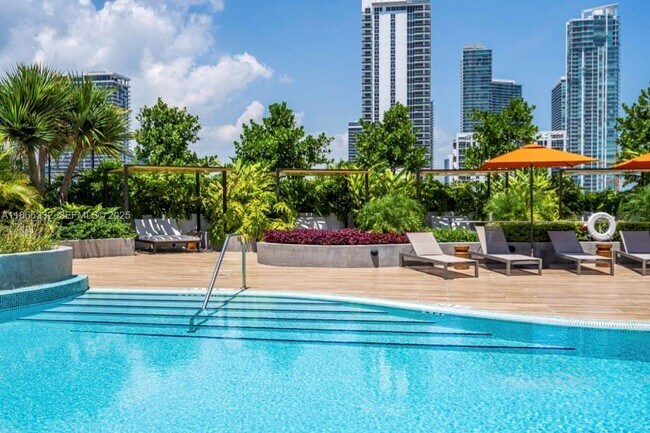 Building Photo - 700 NE 24th St