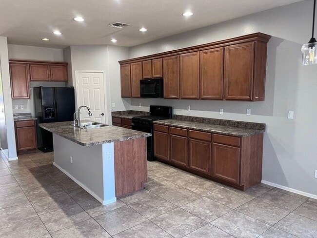 Building Photo - 5 bed 3 bath 3 car garage in San Tan Valley