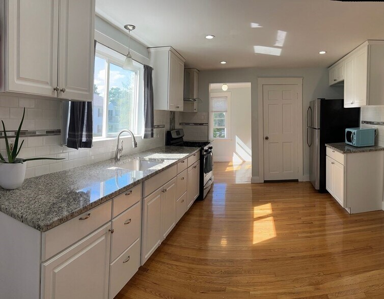 Primary Photo - 36 Whiton Ave