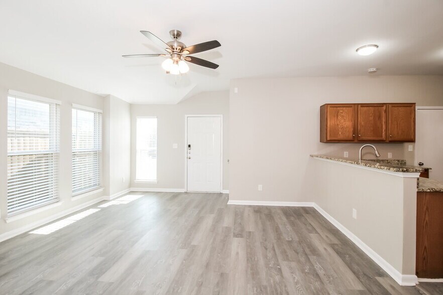 Building Photo - 825 Cruise St