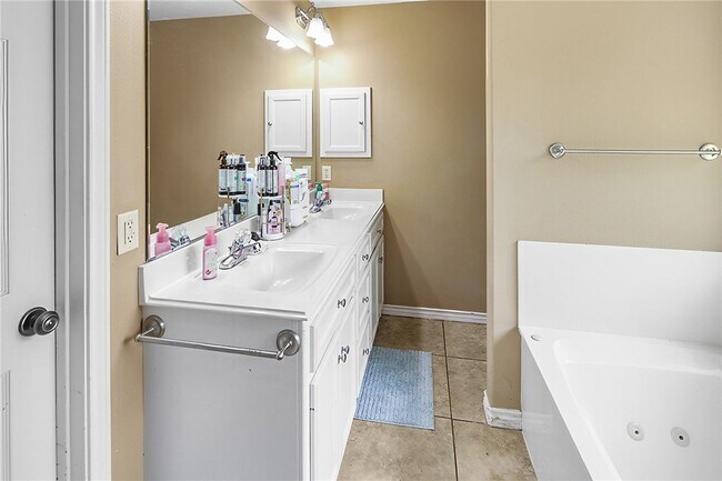 Building Photo - 335 Robelmont Dr