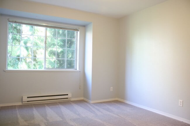 Building Photo - Top Floor 3 bdrm Mill Creek Country Club Condo Rental. Private back deck to nature reserve. Swim ...