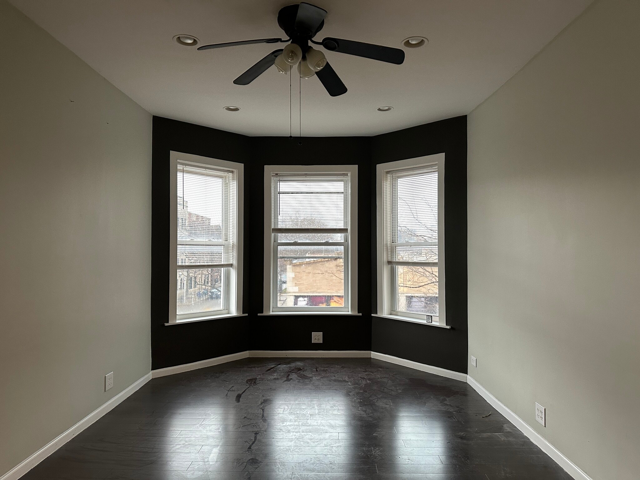 Building Photo - 1067 W Argyle St