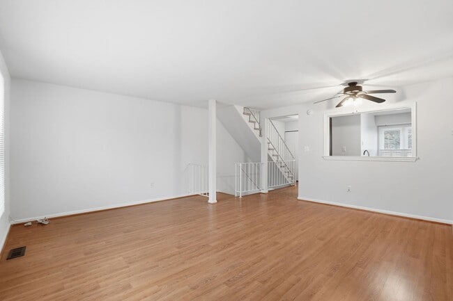 Building Photo - Welcome home to this charming three-level townhouse in the heart of Springfield!