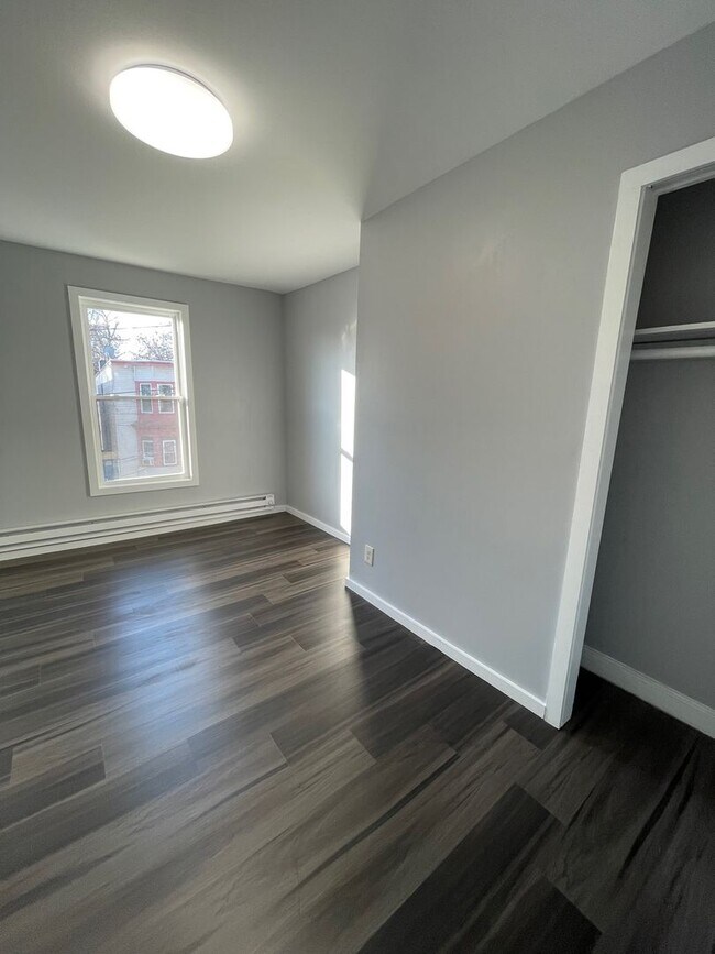 Building Photo - 68 Hasbrouck St