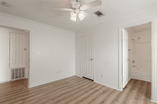 Building Photo - 112 Varsity Dr