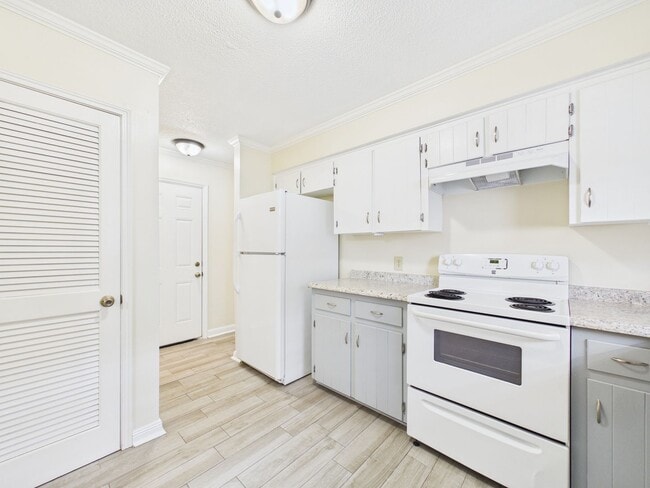 Building Photo - AVAILABLE NOW! 2 Bedroom 2 Bathroom