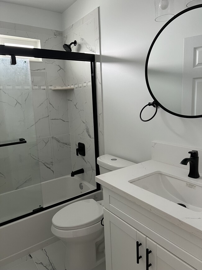 Building Photo - 951 N Oxford Ave