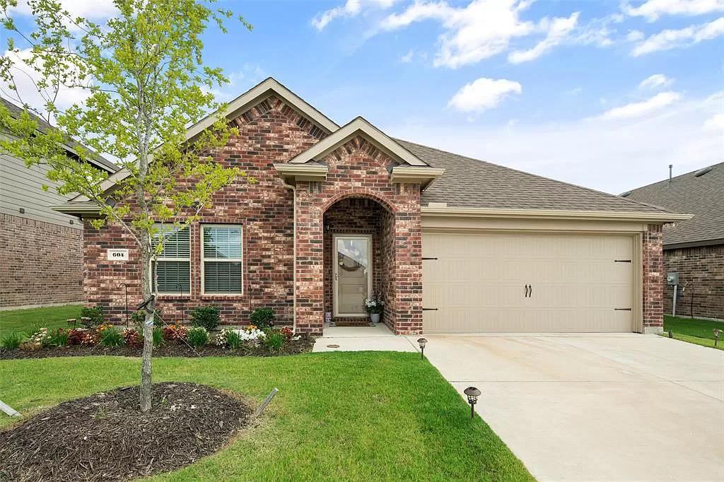 Building Photo - 604 Saddle Club Way