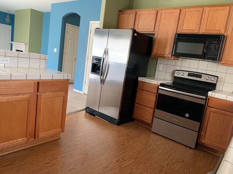KitchenAid Refrigerator, Amana glass top range - 2626 Capella Dr