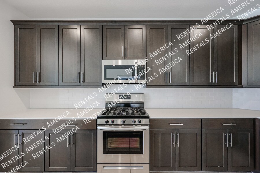 Building Photo - 9718 E Tahoe Ave