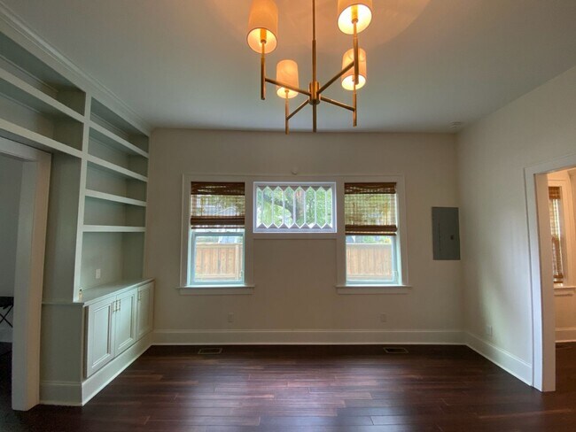 Building Photo - Georgous 5 bedroom 2.5 bath home in Downto...