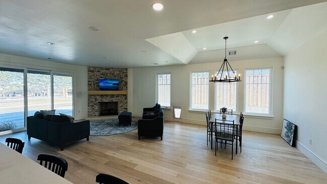 Building Photo - CORPORATE LEASE!!! Attn traveling nurse, e...