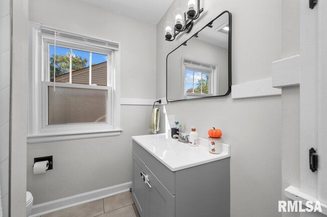 Building Photo - 2133 Warren St