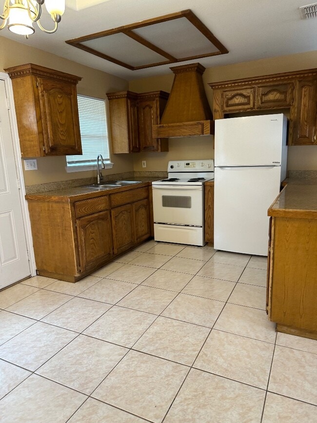 Building Photo - 2300 N Erica St