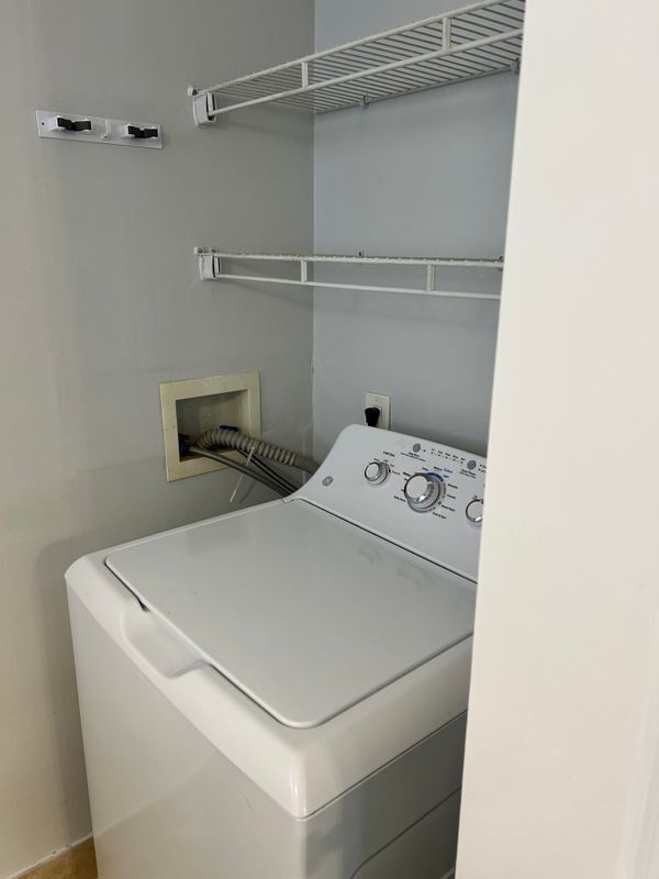 Building Photo - 2300 NE 1st Ln