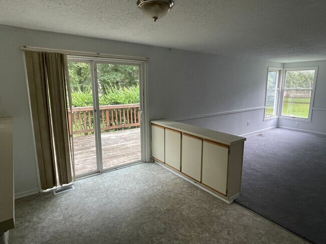 Building Photo - Spacious Chesterfield 2 Story